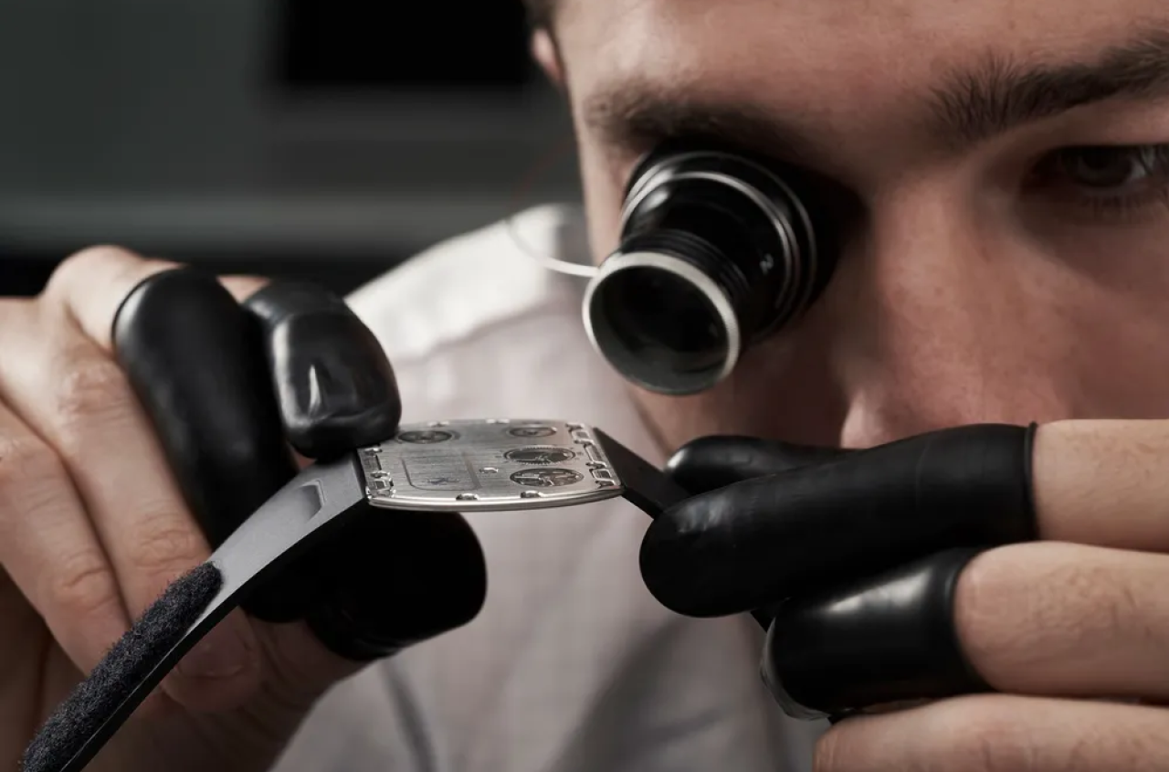 Dünyanın en ince mekanik saati! Fiyatı da kendisi gibi inanılmaz