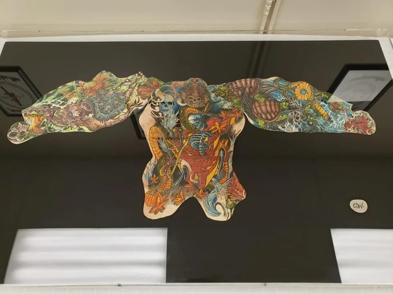 Ölen akrabalarını anmak için dövmelerini sergilediler!