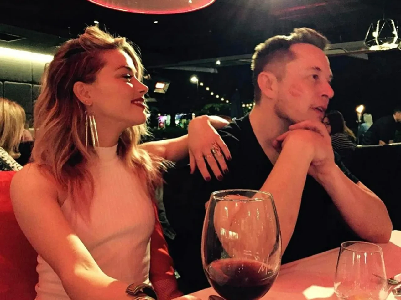 Elon Musk eski sevgilisi Amber Heard'ün Twitter hesabını sildi