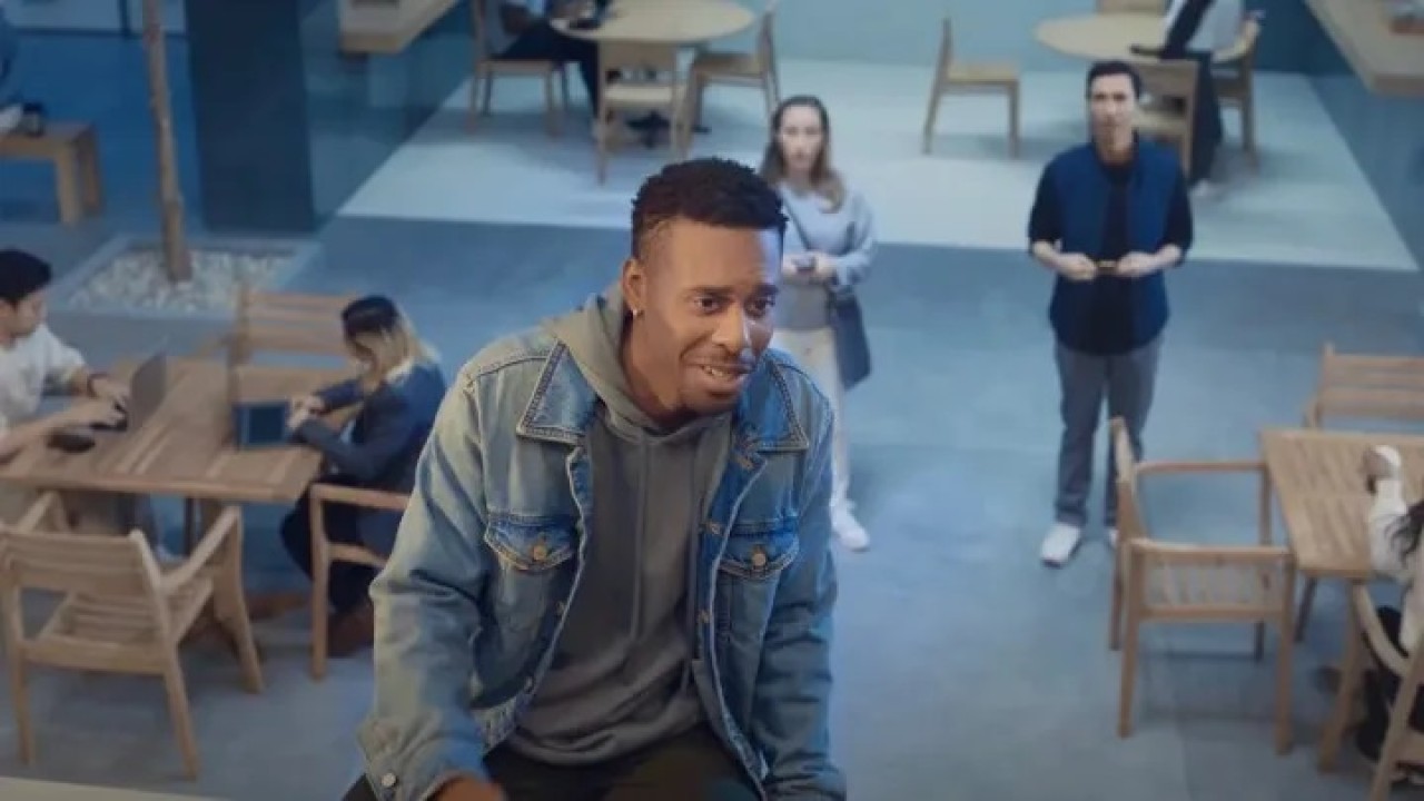 Samsung,  reklamlarında Apple ile dalga geçmeye devam ediyor