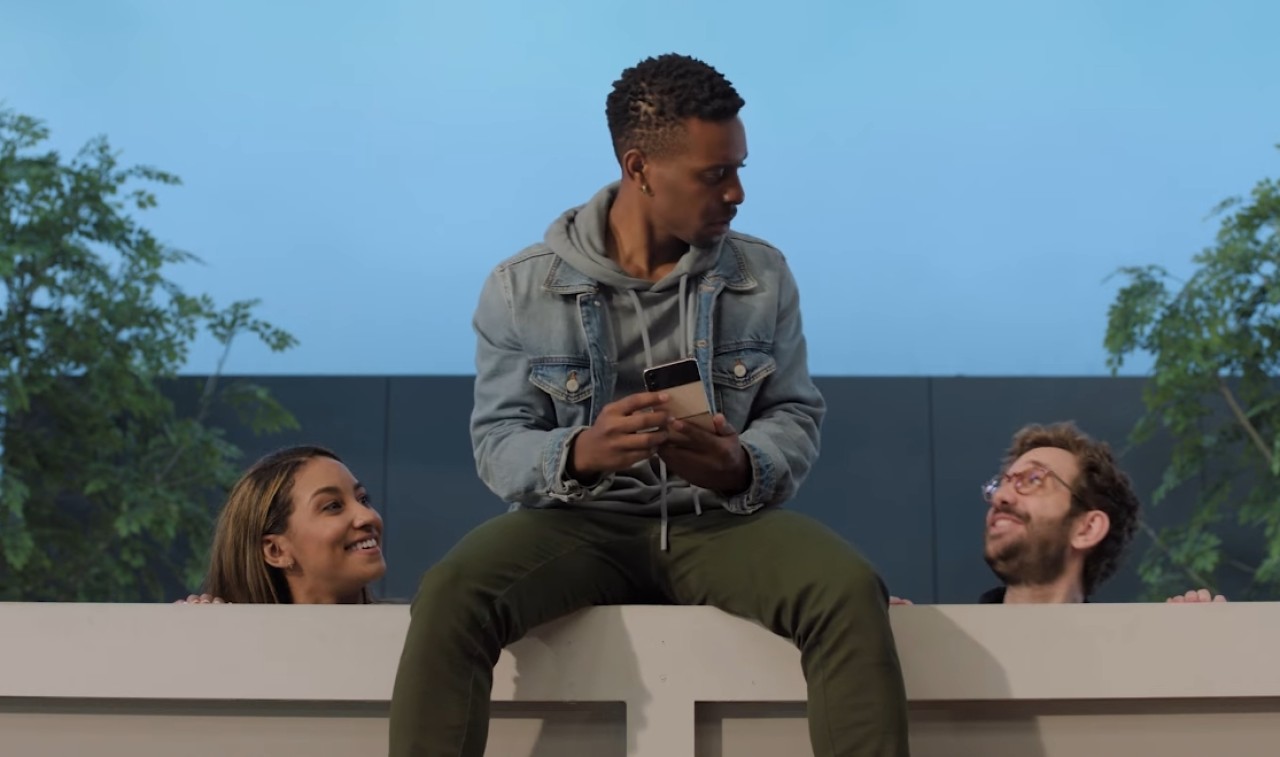 Samsung yine bir reklamda Apple ile dalga geçti