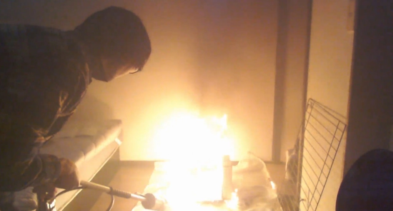 Twitch yayıncısının odasında mangal yapma girişimi felaketle sonuçlandı - VİDEO