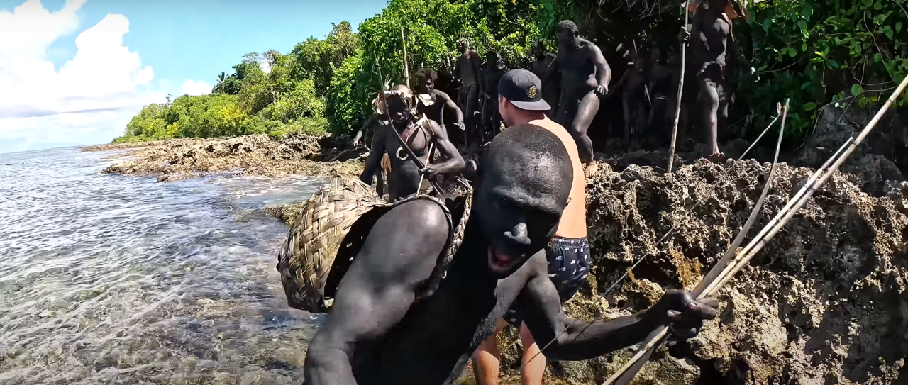 Bir YouTuber,  dış dünyayla teması olmayan bir ada kabilesini ziyaret etti!