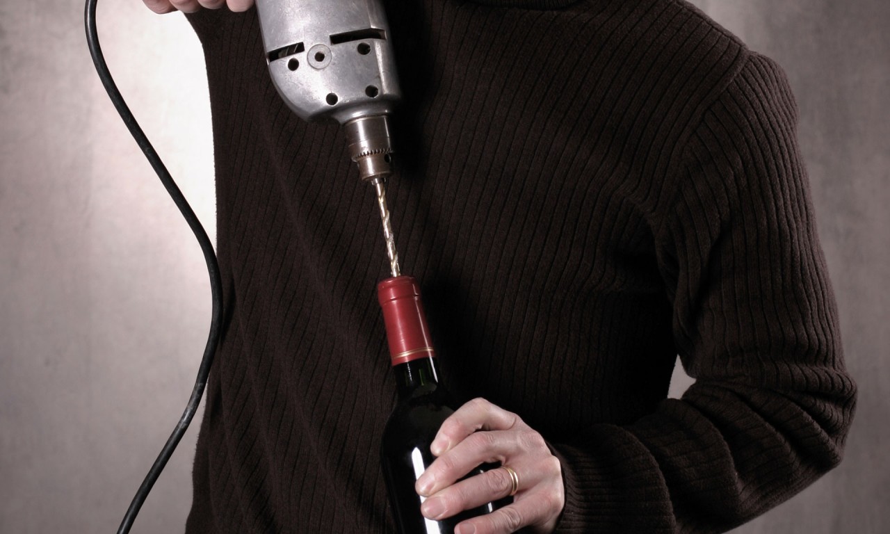 Tirbuşonsuz şarap şişesi açmanın 7 yolu