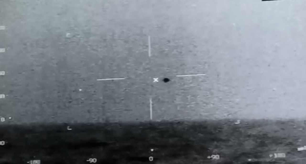 ABD donanmasının çektiği,  etrafta uçan ve sonra denize dalan UFO gizemini koruyor - VİDEO