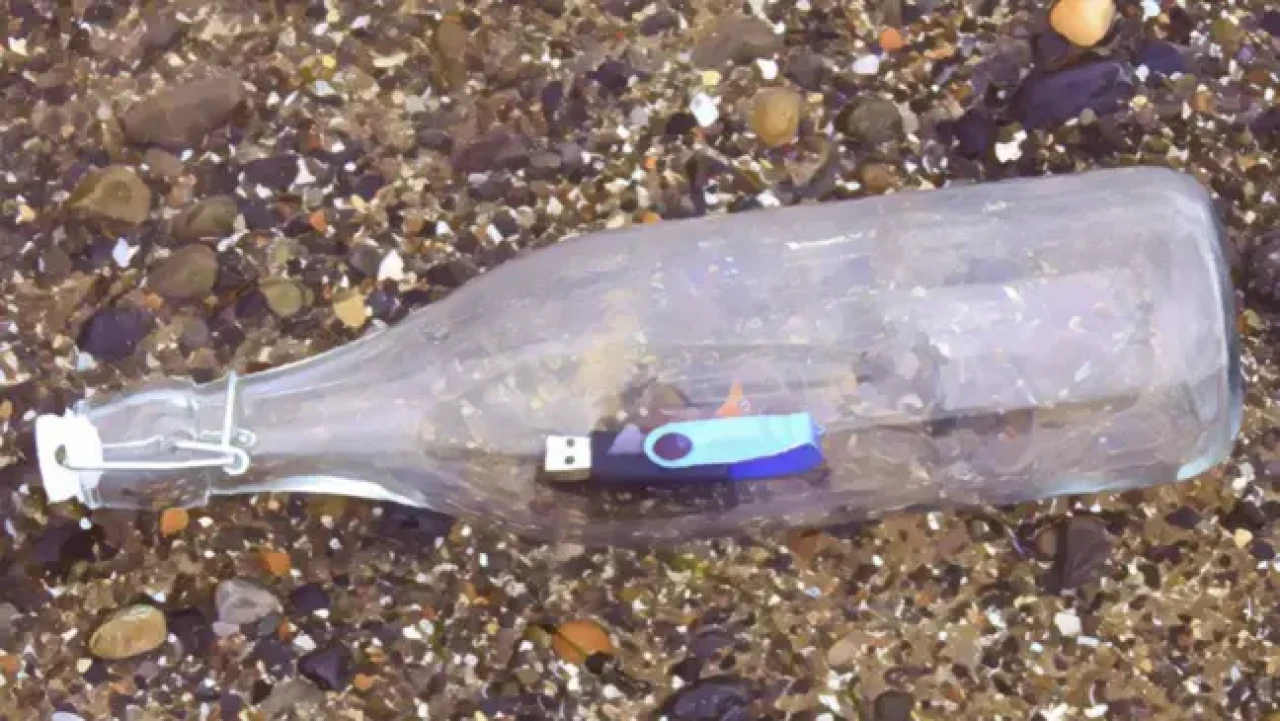 Kim Jong-Un küplere binecek: Kuzey Kore'ye şişe içinde binlerce USB gönderdiler!