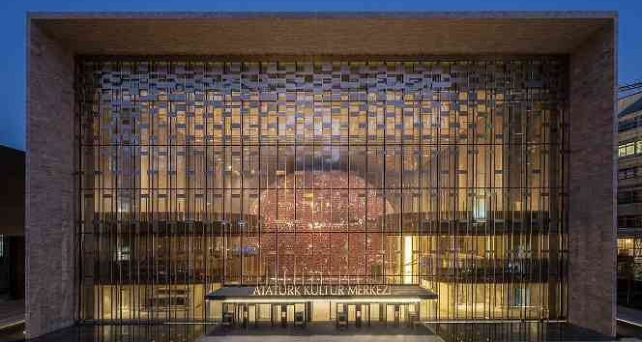 Türk Telekom ile sanatseverler 2022’de sanatın kalbi AKM’de festival ve yenilikçi teknolojilerle buluştu