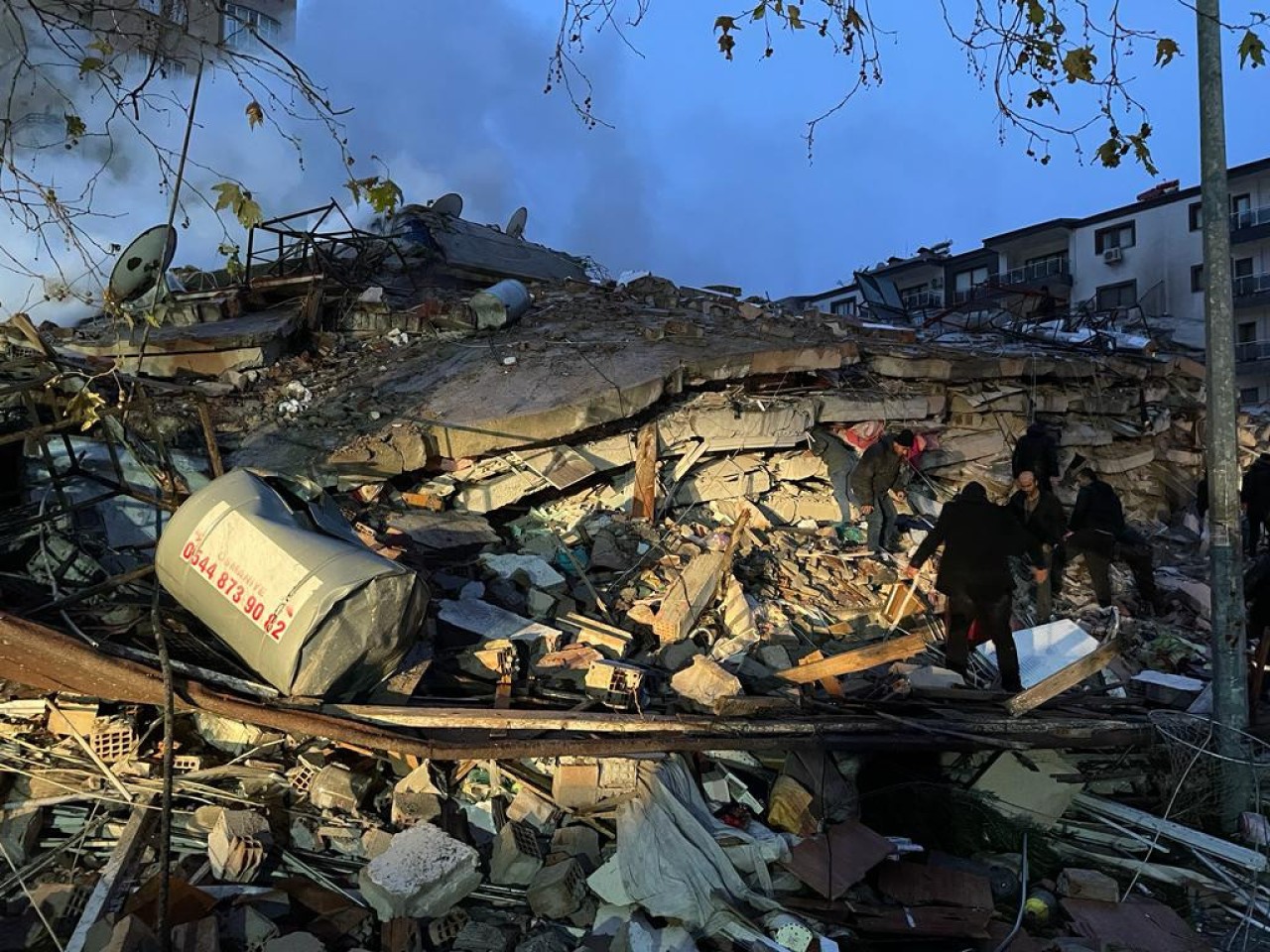 Depremi fırsat bildiler fiyatları yukarı çektiler!