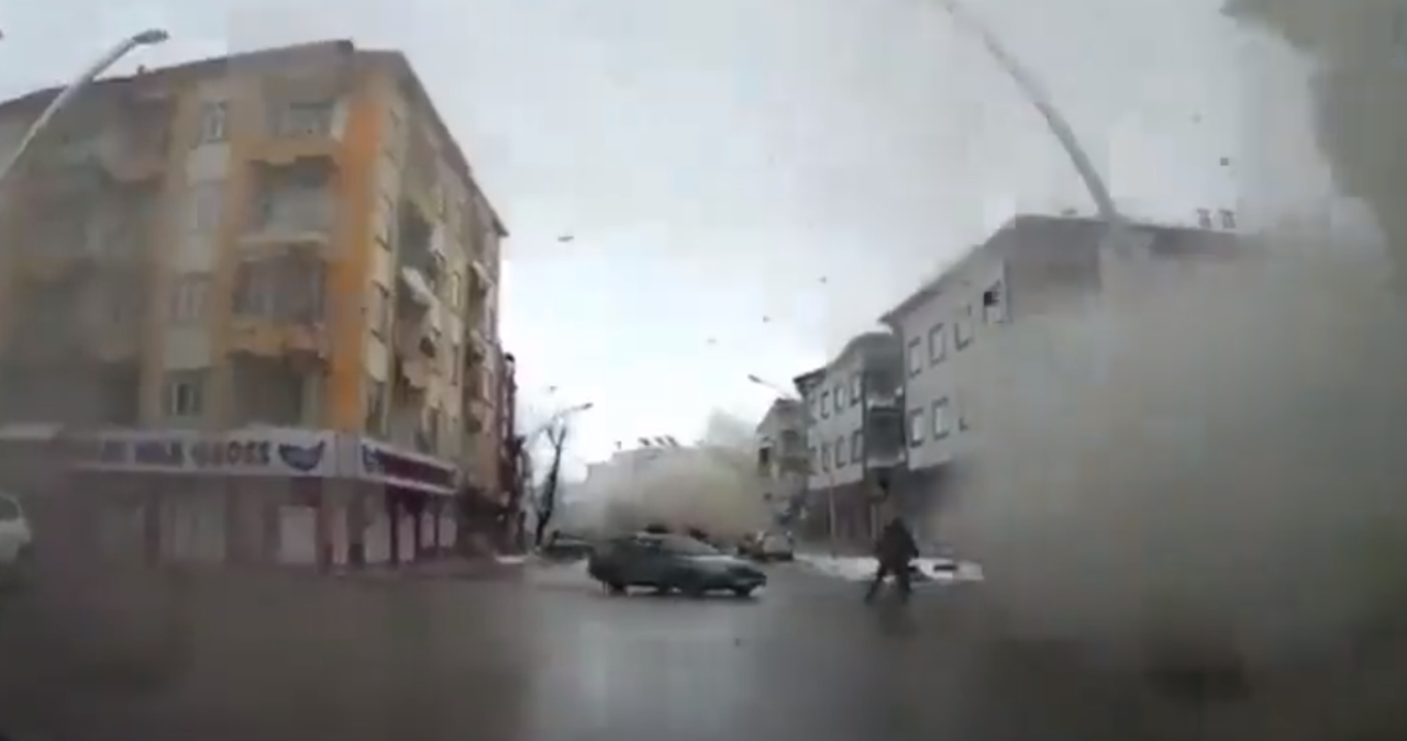 Yıkılan iki binanın arasında kaldılar! O korkuç anlar araba kamerasına yansıdı -VİDEO