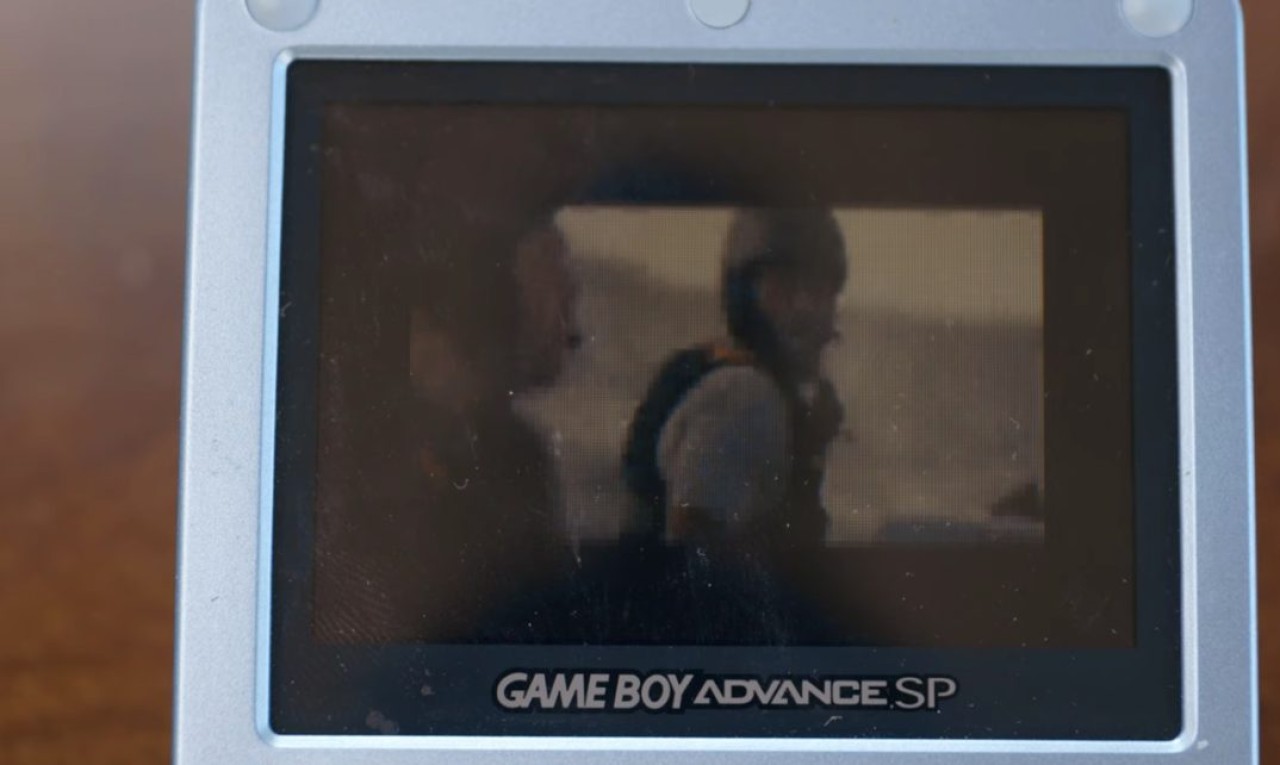 Tenet filmini izlemenin en kötü yolu! Dev yapımı GameBoy'a yüklediler...