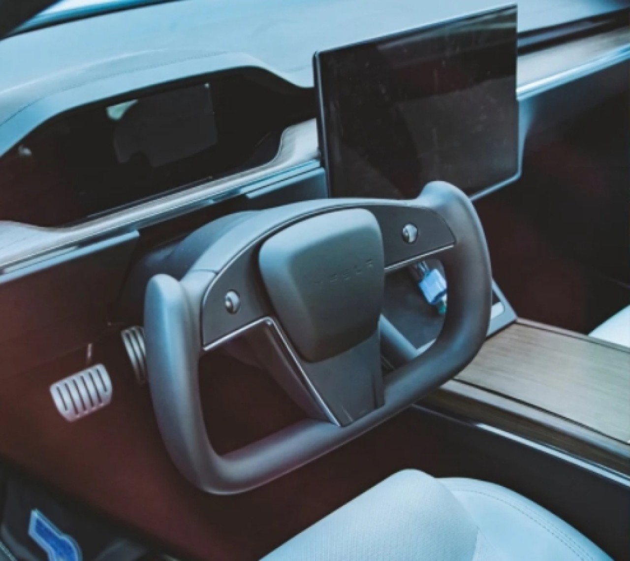 Yeni Tesla Model S direksiyon simidi ile tartışma konusu oldu!