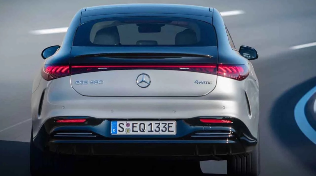 Mercedes-Benz yeni elektrikli otomobili "EQS"i tanıttı! Tek şarjda 770 km menzil...