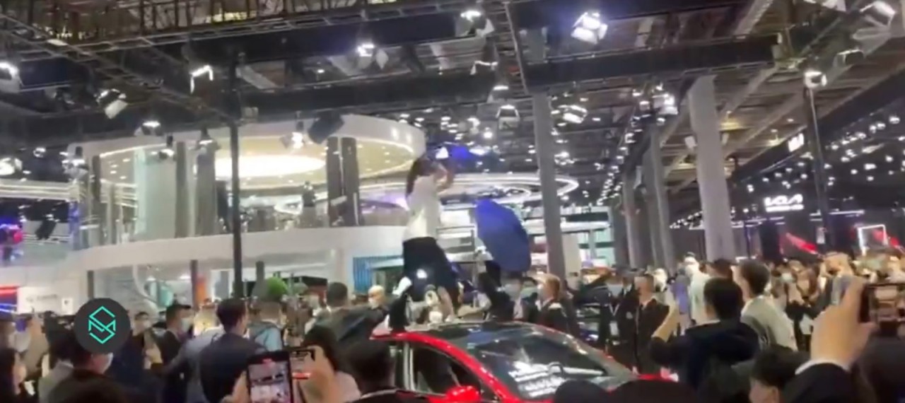 Şangay Fuarı'nda Tesla'ya şok protesto!