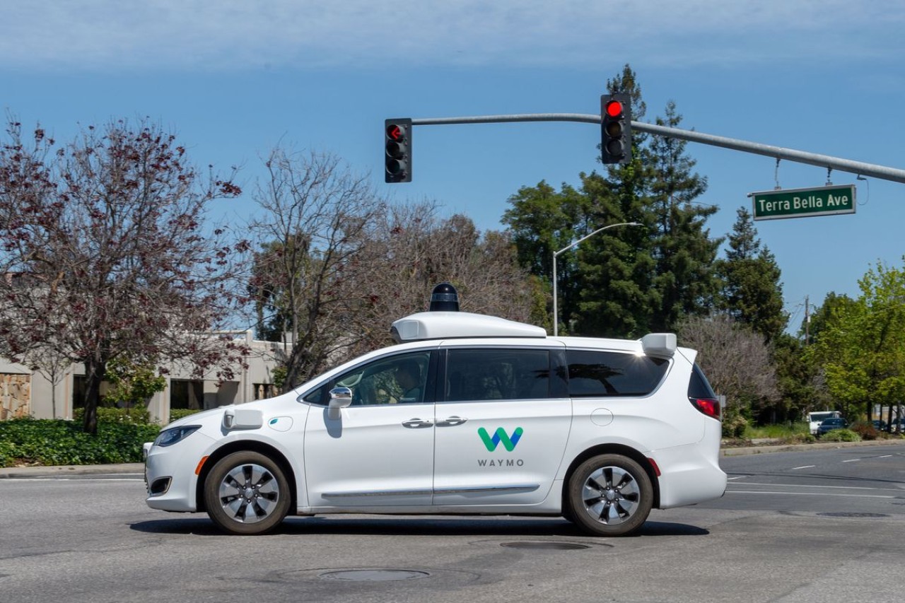 Google'ın otonom aracı trafiği kilitledi! Destek ekibinden kaçmaya çalıştı...