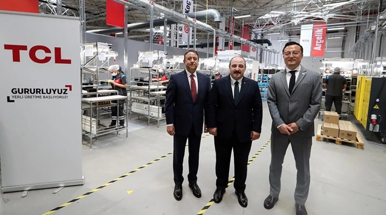Bakan Varank'tan Türkiye'de üretime başlayan TCL'e ziyaret