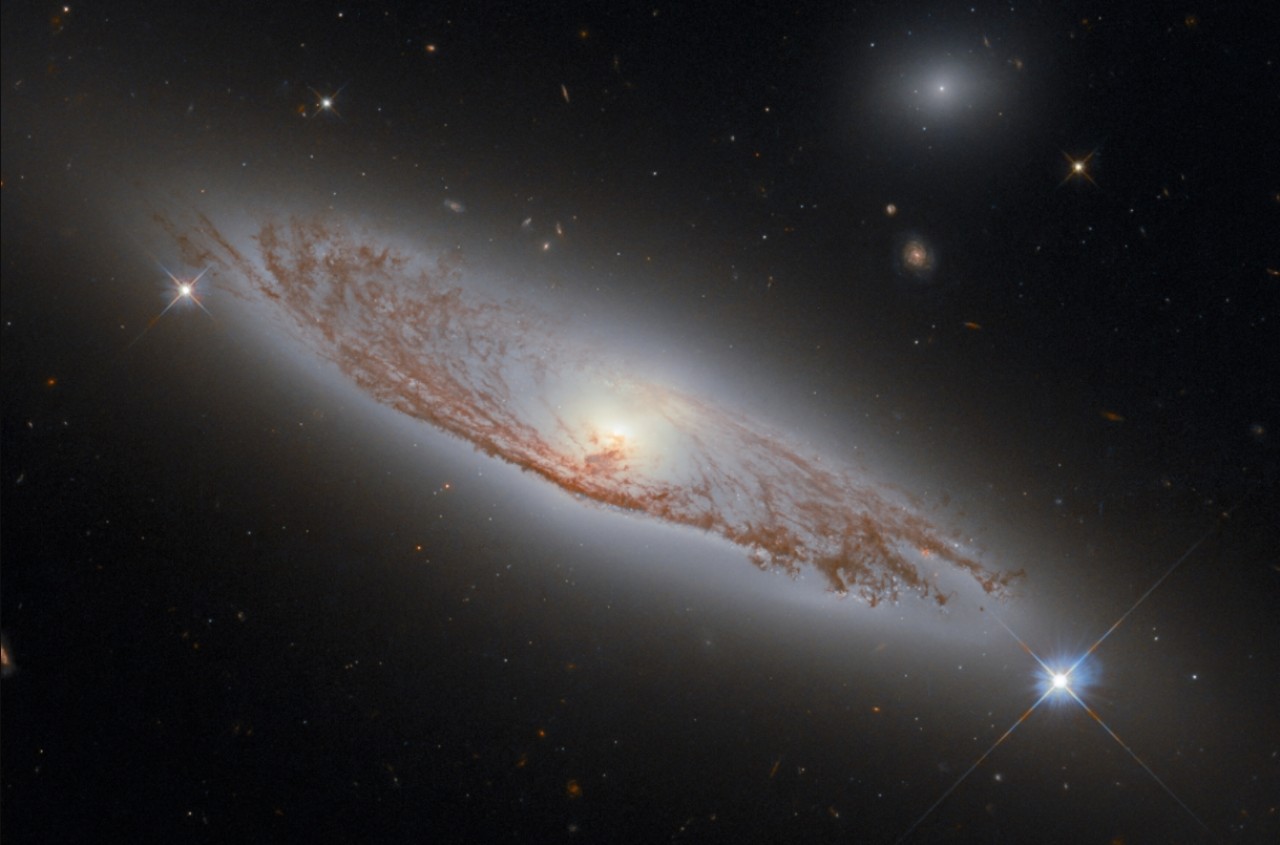 NASA,  150 milyon ışık yılı uzaktaki galaksinin fotoğrafını paylaştı!