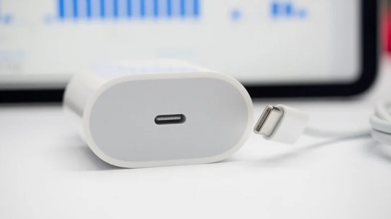 iPhone 12 kutusuna şarj cihazı koymayan Apple davalık oldu