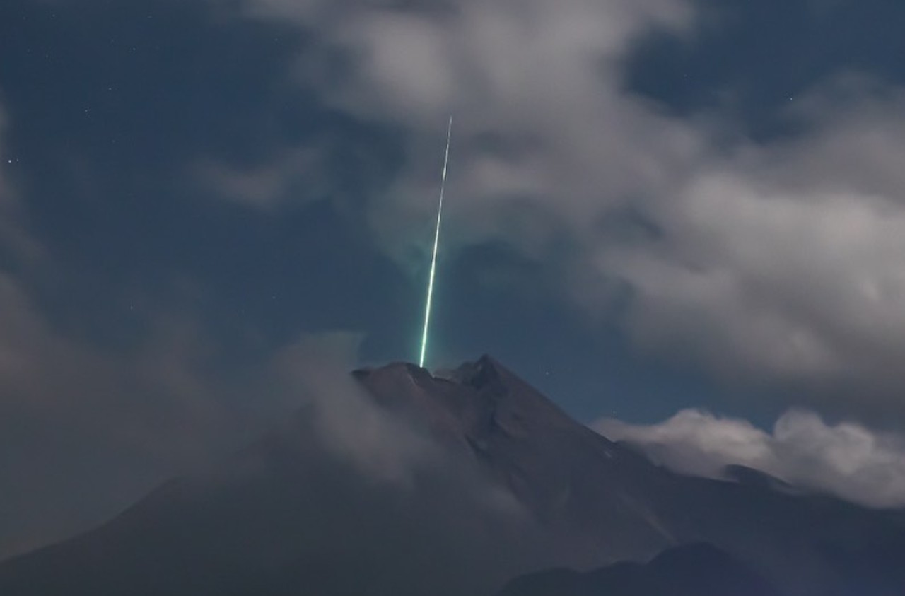 Büyüleyici! Bir meteor,  aktif yanardağın içine böyle düştü