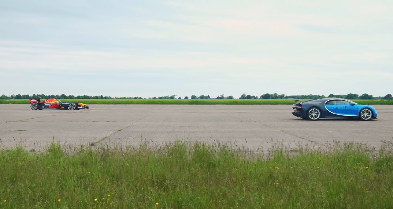 Efsane kapışma! Bugatti Chiron ve F1 aracı karşı karşıya geldi