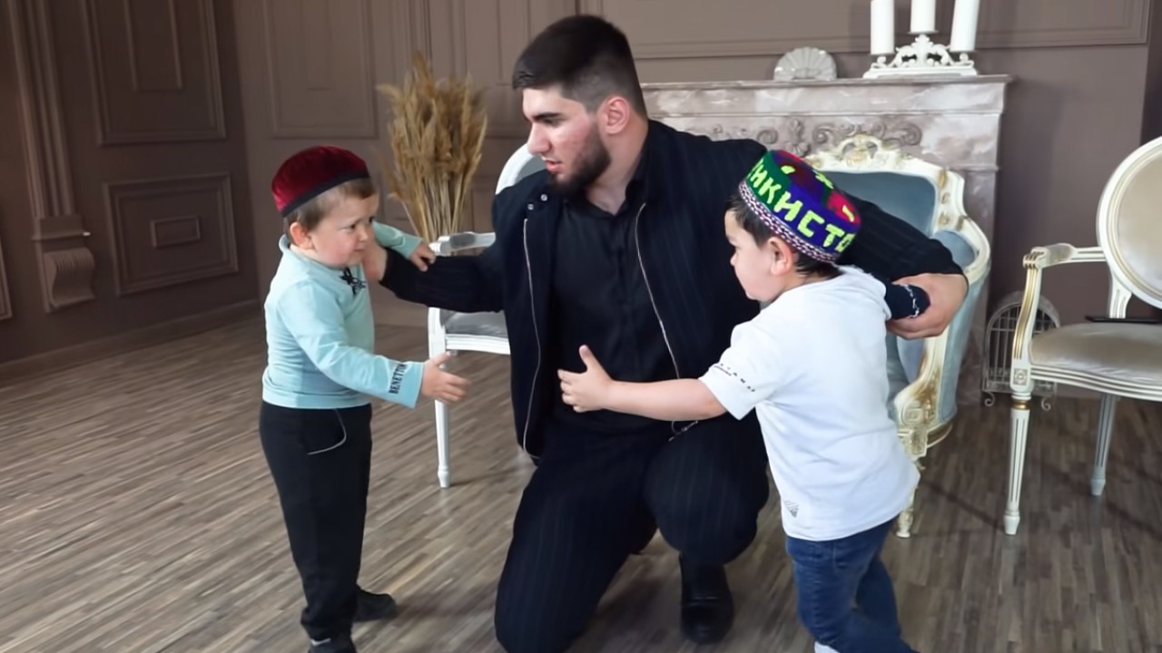 "Küçük" sosyal medya fenomenleri dövüşmeye karar verdi!