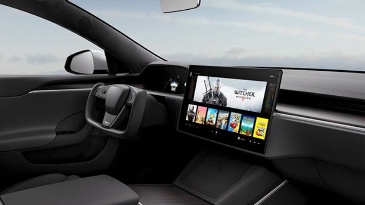 Yeni Tesla Model S Plaid'den kullanıcılarına,  PS5 seviyesinde oyun deneyimi!