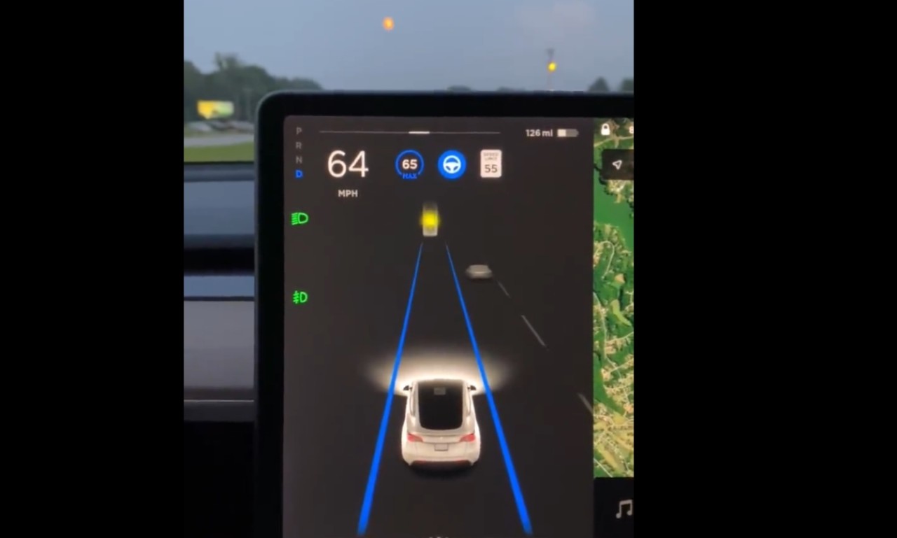 Tesla'nın Tam Otonom Sürüş özelliği,  dolunayı trafik ışığı sandı