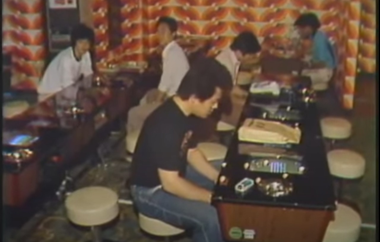 Zamanda geriye dönüp,  1979'da bir Japon oyun salonuna konuk olalım