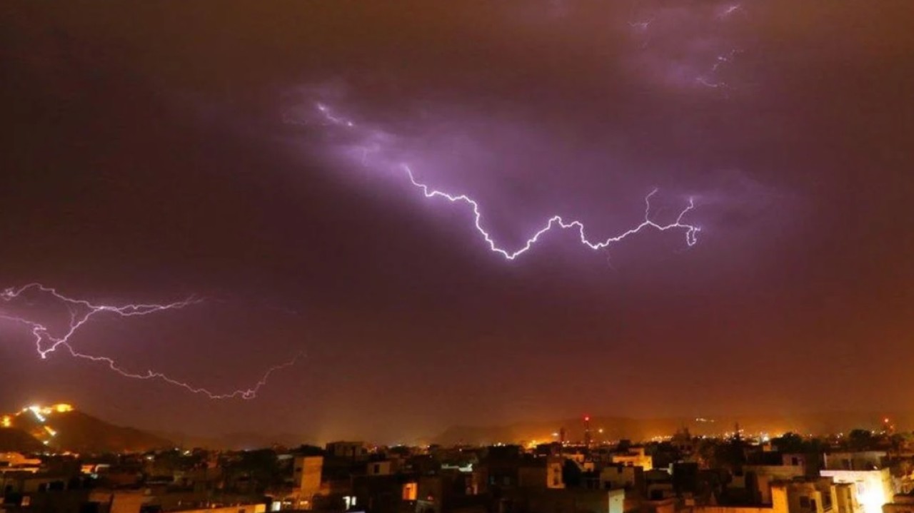 Yağmuru izleyen ve selfie çeken 11 kişinin üzerine yıldırım düştü