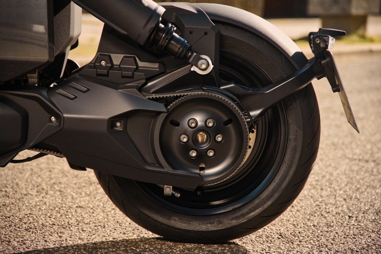 BMW,  adeta animelerden fırlamış yeni elektrikli motosikleti CE 04'ü tanıttı!