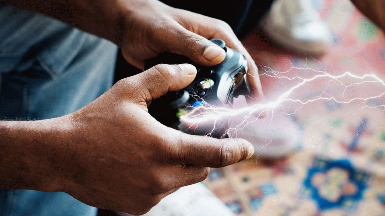 Bahtsız adamı oyun kontrolcüsünden yıldırım çarptı