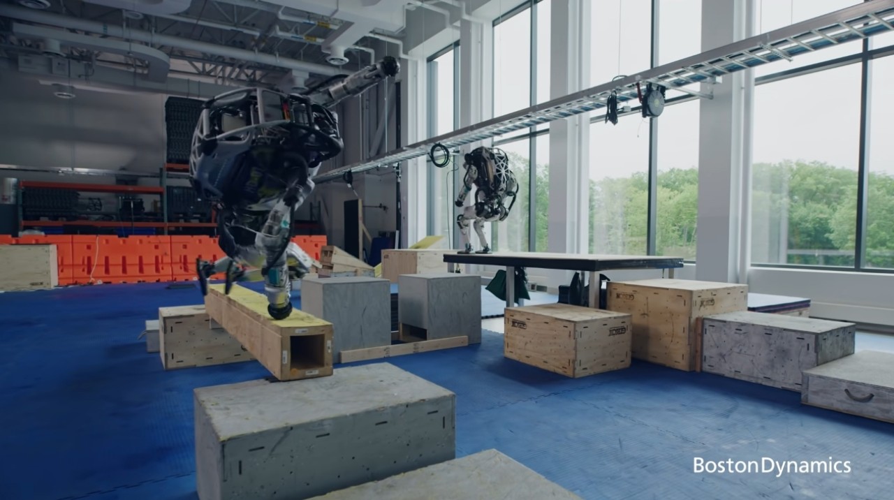 Boston Dynamics'in 'insansı' robotu Atlas! Ters takla atıyor,  amuda kalkıyor...