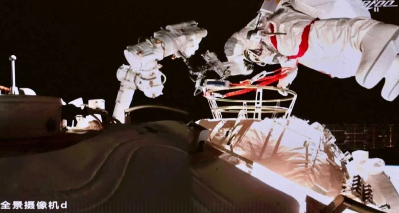 Çinli astronotlar,  uzaydaki gövde gösterisinden kısa kesitler yayınladı