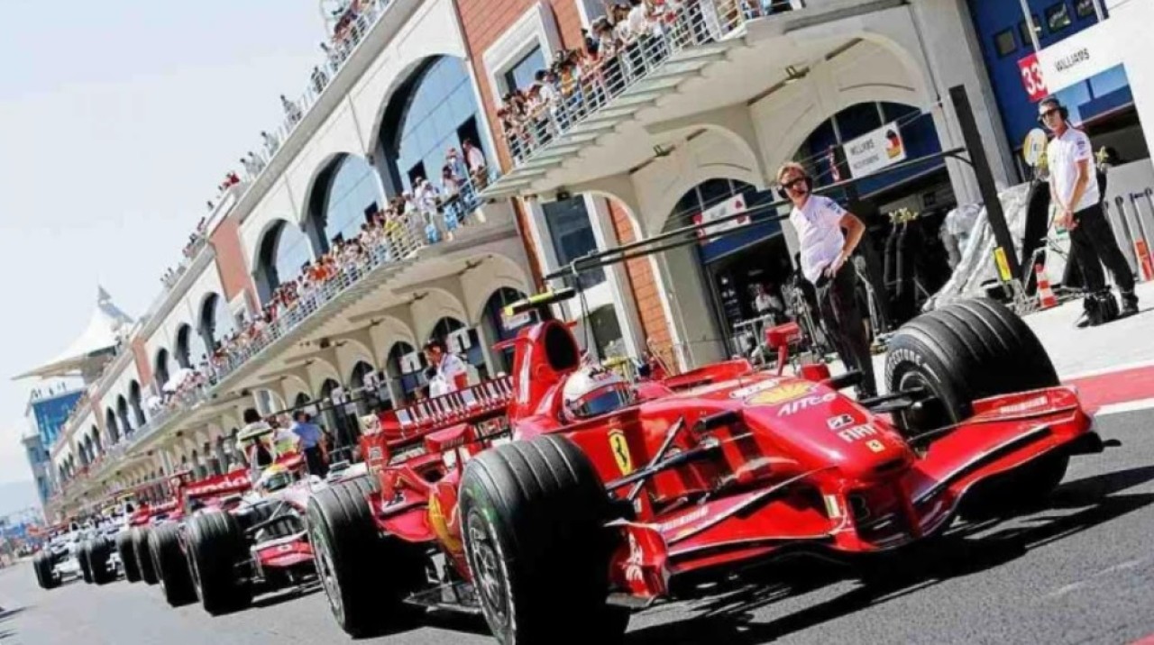 Heyecanla beklenen Formula 1 Türkiye Grand Prix'si ertelendi!
