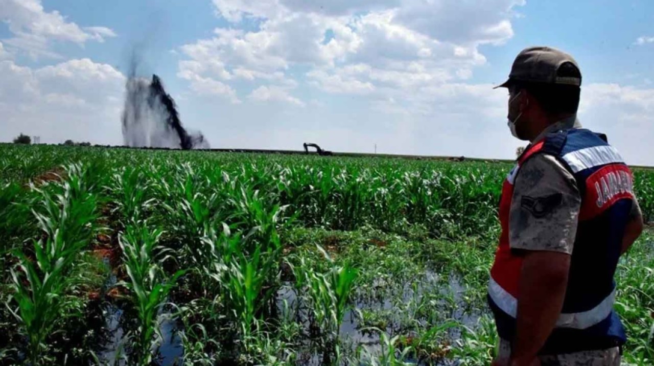 Şanlıurfa'da çalışan kepçe petrol boru hattını deldi: Ham petrol fışkırdı