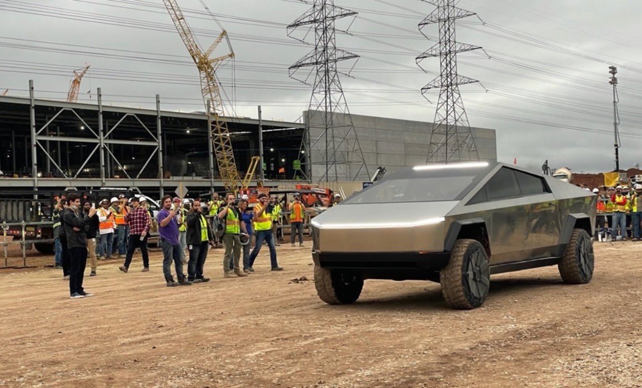 Tesla,  Cybertruck modelini erteledi mi?