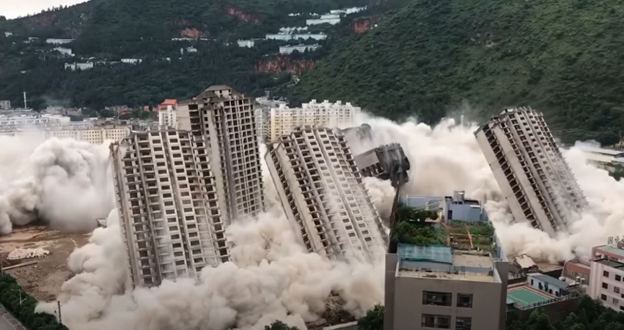 15 gökdelenin aynı anda havaya uçurulduğu video viral oldu!