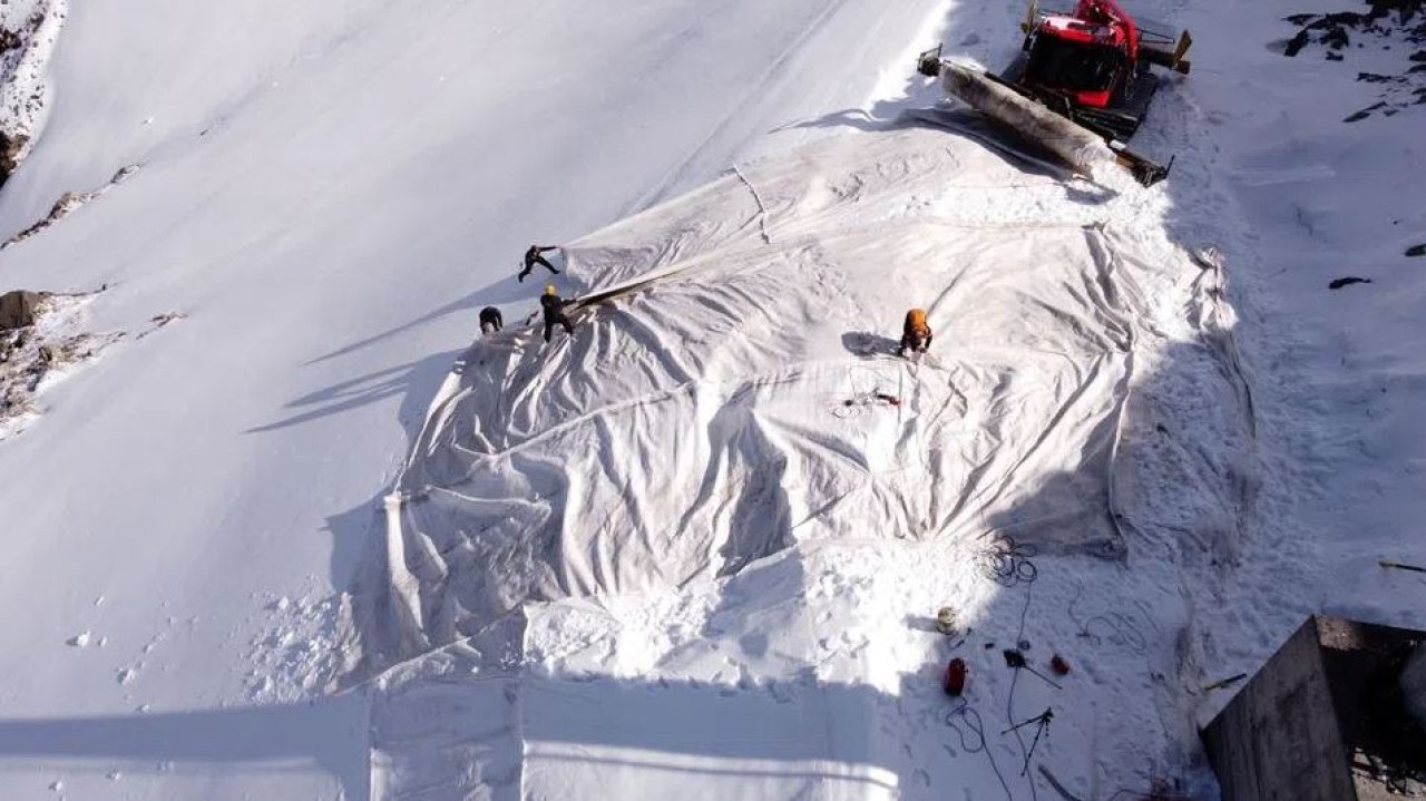 İsviçre'de dağların üstü battaniye ile örtüldü!