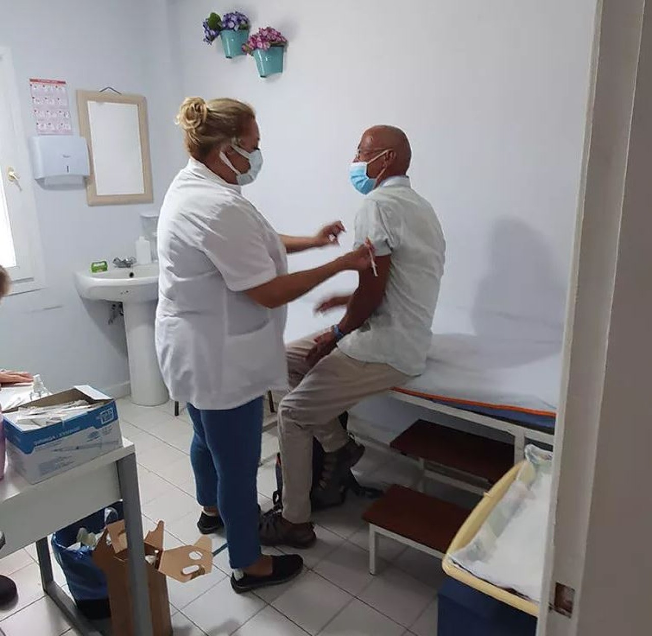 Karışık var mı? 2 kez Almanya'da,  4 kez de Türkiye'de aşı oldu