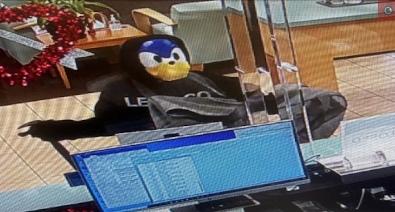 Sonic maskesiyle banka soymaya çalıştı: Olay yerinden koşarak kaçtı...