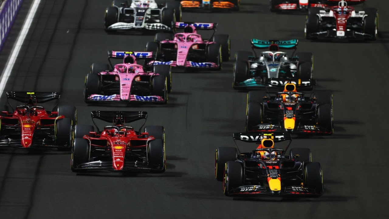 Suudi Arabistan'da kazanan Max Verstappen! Leclerc ile büyük kapışma sürüyor...