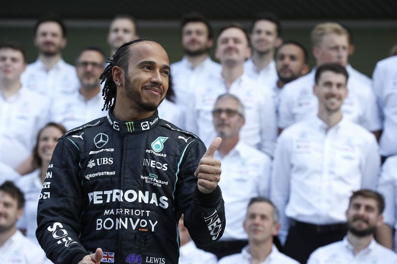 F1 pilotu Lewis Hamilton ismini değiştiriyor!