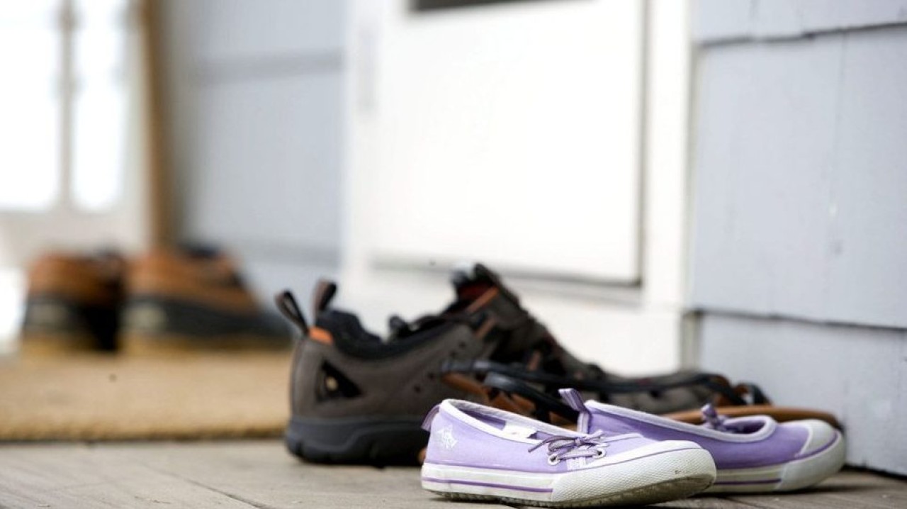 Dünya tartışıyor: Eve ayakkabıyla girmenin zararları neler?