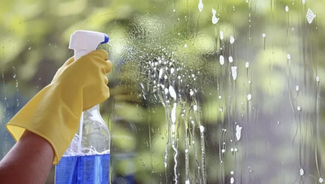 Cam temizleyiciyi kullanabileceğiniz 10 şaşırtıcı yöntem! Birçok işi kolaylaştırın...