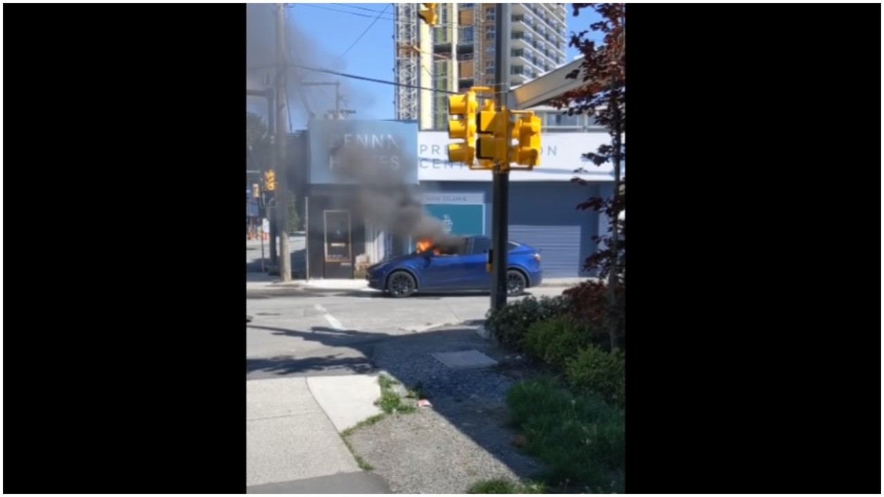 Aniden yanmaya başlayan Tesla'nın içinde kaldı! - VİDEO