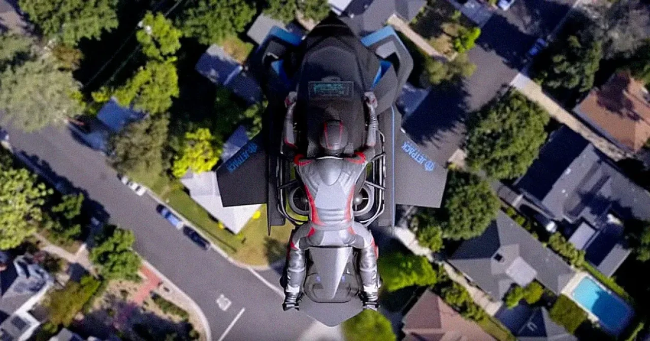 Bilim kurgu filmleri gerçek oldu: Uçan motosiklet geliştirildi