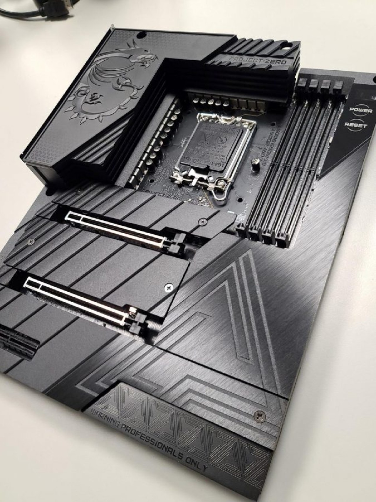 MSI,  Project Zero ile anakart üzerindeki tüm bağlantıları gizliyor!