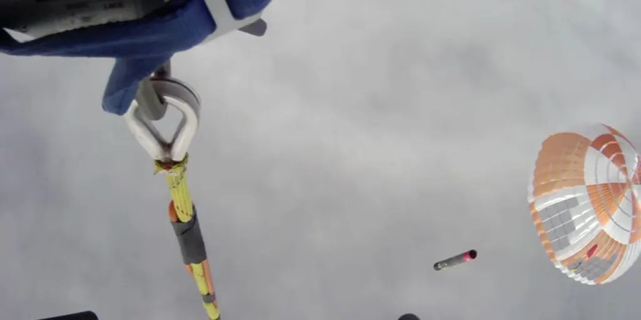 Paraşütle havada süzülen roketi helikopter yakaladı!