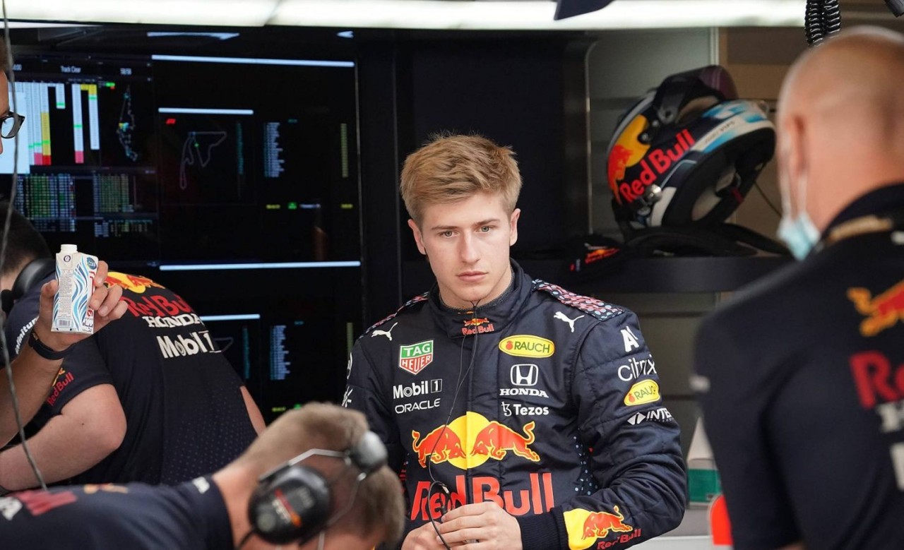 Formula 2 pilotu,  Twitch yayınındaki sözleri nedeniyle görevinden alındı