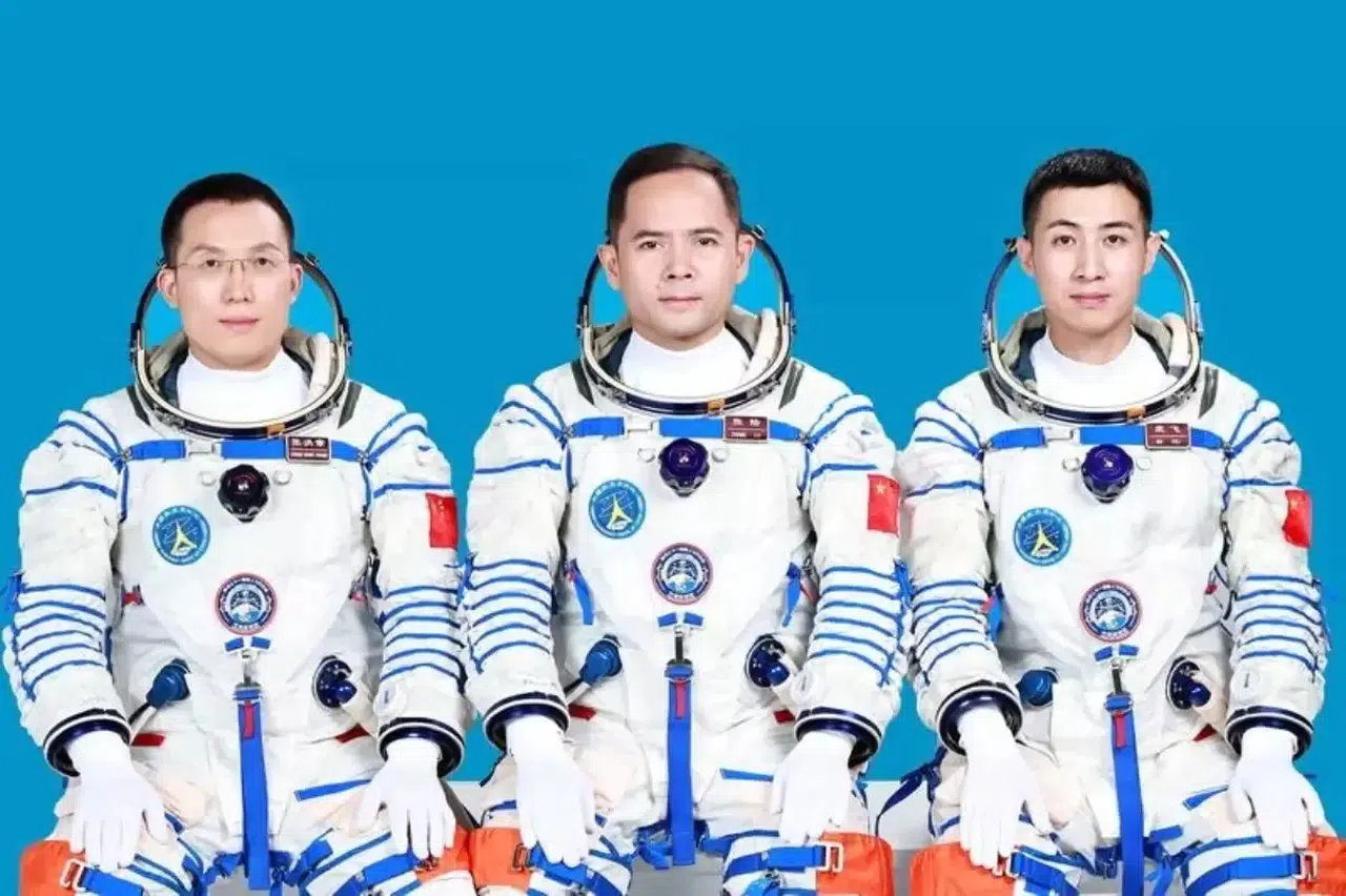 Çin, Shenzhou-21 Mürettebatlı Uzay Aracını Fırlatıyor