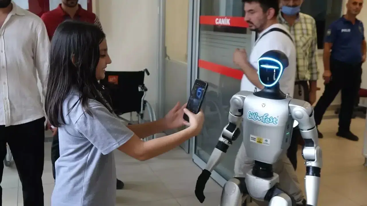 Samsun'da Yapay Zeka Festivali: Festman Robotuna Fahri Kimlik Verildi